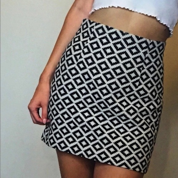 Zara | Aztec pattern white and black bodycon mini skirt size M - Picture 2 of 9